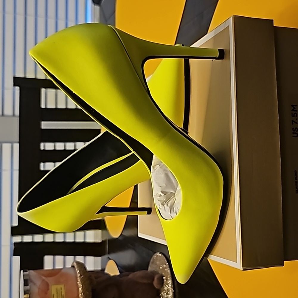 MK Claire Leather Pump